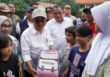 Mendikdasmen Beri Bantuan Dana Pada Sekolah, Perlengkapan Belajar kepada Siswa yang Terdampak Banjir